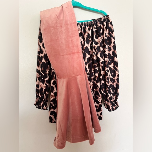 Velvet leopard 2 piece outfit with bell bottoms - Picture 2 of 3